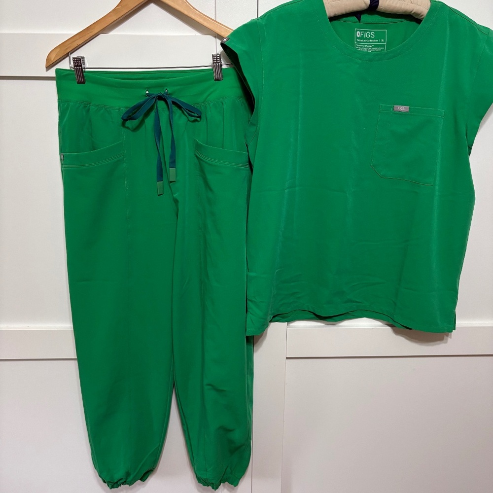 Figs Evergreen Scrub Set